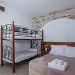 Naxos Palace ستيليدا